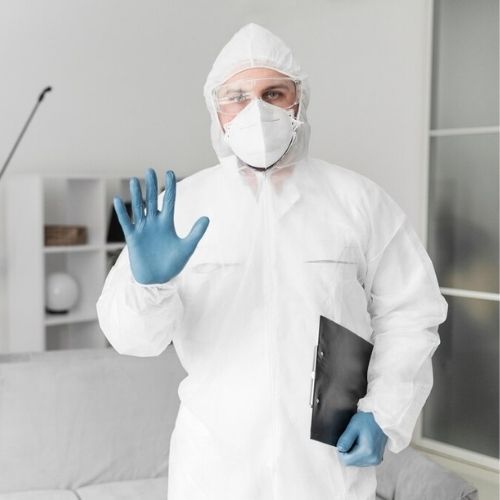 Equipe da Super Ozônio realizando limpeza e desinfecção profissional